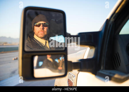 Scott Stopak, biologiste de la faune au Departmet américain de l'Agriculture, des montres les oiseaux de son camion sur la piste de l'air à Bagram, en Afghanistan, le 24 février 2016. Stopak est avec le 455 e Escadre expéditionnaire de la Bureau de sécurité et travaille jour et nuit pour s'assurer que les animaux de différents types n'entravent pas les opérations de vol à l'aérodrome. Capt Bryan Bouchard) Banque D'Images