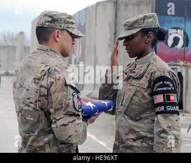 Le sergent de l'US Air Force. Lateisha Walker, membre de la garde d'honneur, l'équipe de base rend un hommage au drapeau lors d'une retraite cérémonie en l'honneur des opérateurs spéciaux qui ont été tués le 4 mars 2002 au cours de l'opération Anaconda : U.S. Air Force aviateur Senior Jason Cunningham, de l'armée américaine le Cpl. Matthieu communes, de l'armée américaine de la CPS. Marc Anderson, le sergent de l'armée américaine. Phillip Svitak, U.S. Army Sgt. Bradley Crose, U.S. Navy Maître de 1re classe Neil Roberts et U.S. Air Force Tech. Le Sgt. John Chapman, le 4 mars 2015 Air à Bagram, en Afghanistan. Servicemembers de toutes les directions générales ont mené une vigile de 24 heures et d'une r Banque D'Images