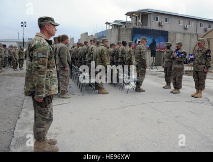 U.S. Air Force Brig. Le Général Mark Kelly, commandant de l'Escadre expéditionnaire de la 455 e, se situe à l'attention avant de donner l'ordre à la retraite les couleurs lors d'une retraite cérémonie en l'honneur des opérateurs spéciaux qui ont été tués le 4 mars 2002 au cours de l'opération Anaconda : U.S. Air Force aviateur Senior Jason Cunningham, de l'armée américaine le Cpl. Matthieu communes, de l'armée américaine de la CPS. Marc Anderson, le sergent de l'armée américaine. Phillip Svitak, U.S. Army Sgt. Bradley Crose, U.S. Navy Maître de 1re classe Neil Roberts et U.S. Air Force Tech. Le Sgt. John Chapman, le 4 mars 2015 Air à Bagram, en Afghanistan. Les membres en service de toutes les branches co Banque D'Images