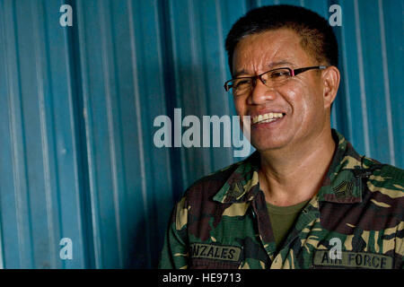 L'Armée de l'Air Philippine Tech. Le Sgt. Justiniano Gonzales, incendie, chef d'équipe de sauvetage a participé à chaque exercice Balikatan puisque l'exercice a commencé en 1991. 'Balikatan est très important pour les habitants des Philippines et les Forces armées des Philippines parce que nous obtenons d'apprendre les différentes techniques, et nous l'échange de connaissances avec les autres," dit Gonzales. Balikatan 2013 est un rapport annuel de l'armée américaine aux Philippines, exercice de formation bilatérale et l'aide humanitaire l'engagement. Balikatan, est un terme qui signifie 'shoulder-à-coude' et caractérise l'esprit de l'exerc Banque D'Images