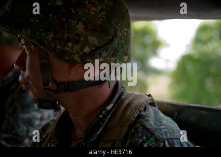 Marine Philippine Le Cpl. Jessie, un Taneza la ville d'Iloilo, Carolina Leon avec native de transport et d'entretien des Philippines, est assis patiemment à l'arrière d'un véhicule tactique avec d'autres marines et Marines des États-Unis avec 35 Régiment de logistique de combat, 3e Groupe Logistique Maritime, III Marine Expeditionary Force, le 9 avril lors d'un convoi terrain à l'appui de Balikatan 2013. Balikatan, actuellement dans sa 29e version, est un exercice bilatéral annuel qui favorise l'interopérabilité militaire des États-Unis et des Philippines dans un large éventail d'actions militaires. Tech. Le Sgt. Jerome S. Tayborn) Banque D'Images