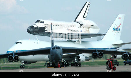 BASE AÉRIENNE DE BARKSDALE, en Louisiane -- un Boeing 747 de la NASA transportant la navette spatiale Discovery, toujours à partir de son re-brûlée dans l'atmosphère de la Terre, les taxis à ici, le mardi 19 août. La découverte a été le deuxième de deux alors que la navette était sur son chemin de retour au Centre spatial Kennedy, en Floride, après l'atterrissage à Edwards Air Force Base, en Californie, le 9 août dernier. Navigant de première classe Brandon Kusek) Banque D'Images