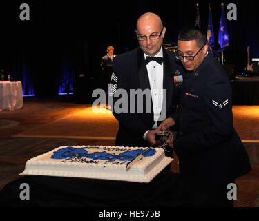 Le chef-sergent-chef et aviateur de 1re classe ont coupé le gâteau au bal d'anniversaire de l'Armée de l'Air à Shreveport, en Louisiane, représentant les membres les plus anciens et les plus juniors enrôlés pendant l'événement. Banque D'Images