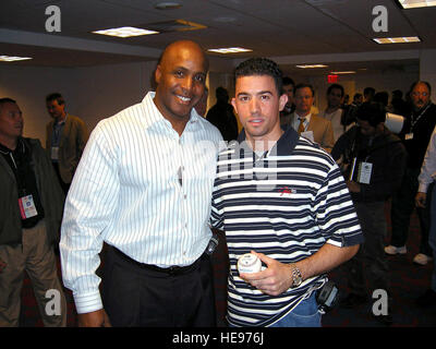 Le voltigeur des Giants de San Francisco Barry Bonds pose avec un membre de la 1re classe Carlos Oliveras 8 mai après qu'il a capturé des obligations home run ball # 713. Airman Oliveras est affecté à la 305e Escadron à Port aérienne McGuire Air Force Base, au New Jersey. Navigant de première classe Charles Beutler) Banque D'Images