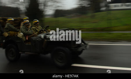 Reenactors conduire une seconde guerre mondiale jeep lors de la 36e marche historique de Bastogne le 14 décembre 2013. Les spectateurs vu plusieurs véhicules restaurés à partir de la Deuxième Guerre mondiale. Rusty Frank Senior Airman Banque D'Images