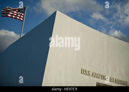 Un drapeau américain flotte sur le USS Arizona Memorial Le 4 juin 2012. Marins, marines, et aviateurs canadiens affectés à des installations militaires de Washington se sont réunis à l'USS Arizona Memorial pour une cérémonie de dépôt de gerbes pour commémorer le 70e anniversaire de la Bataille de Midway. Banque D'Images