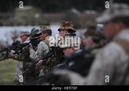 PUCKAPUNYAL, Australie - Les Marines américains stationnés à Quantico, en Virginie, Marine Corps Base Hawaii, Kaneohe Bay et à Okinawa, Japon participer à la baïonnette à la concurrence tout en Attaque au Camp Puckapunyal, l'Australie pour l'armée australienne 2011 maniement des armes Réunion (AASAM) le 15 mai. L'ensemble de la compétition a débuté le 9 mai et se termine le 19 mai et va un long chemin dans l'entretien de partenariats dans la région du Pacifique entre tous les pays concernés. Pays : Canada, France (FFNC), Indonésie, Timor Leste, Brunei, Pays-Bas, US Marines, la Papouasie-Nouvelle-Guinée, la Nouvelle-Zélande, Singapour, Malaisie, Thail Banque D'Images