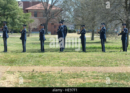 Garde d'honneur de l'US Air Force gardes de cérémonie effectuer un tir de sept parties au cours de l'évaluation finale de la formation à la base aérienne de Langley, en Virginie, le 29 février, 2016. La salve de 21 coups de canon a changé de signification et de protocoles plusieurs fois depuis le 14e siècle, mais aujourd'hui, la salve de 21 coups de canon est fait pour souligner le décès d'un président des États-Unis. Navigant de première classe Derek Seifert Banque D'Images