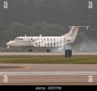 Le premier C-12 Huron atterrit à Yokota Air Base, le Japon. Le C-12 remplacera Yokota ont récemment quitté la flotte de C-21 learjets. ( A1C Laszlo Babocsi)(1992) Banque D'Images