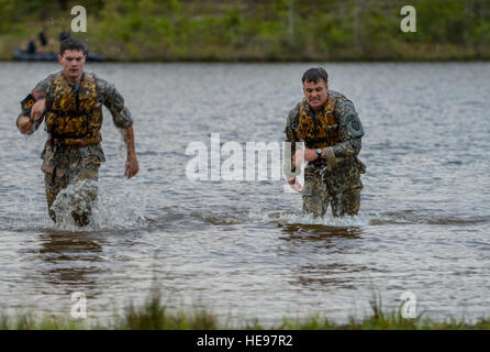 La 1ère Armée américaine, le lieutenant Colton coiffure (à gauche) et le Capitaine Dave Mathews (droite), affecté à la 25e Division d'infanterie, courir à travers l'eau dans l'étang nager pendant le meilleur concours de Rangers sur Ft. Benning, Géorgie, le 15 avril 2016. La 33e édition du concours 2016 Best Ranger est un événement de trois jours, composé de défis pour tester concurrent physique, mental, et les capacités techniques en l'honneur du lieutenant général David E. Grange, Senior Airman Colville McFee Jr. Banque D'Images