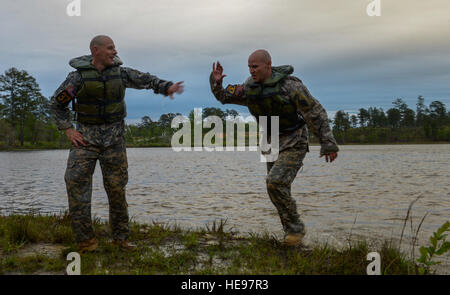 Le capitaine de l'armée américaine Jason Parson (à gauche) et 1er. Le Sgt. Ricardo Gutierrez (droite), affecté à Fort Jackson, S.C., accorder une haute cinq après la fin de l'étang nager pendant le meilleur concours de Rangers sur Ft. Benning, Géorgie, le 15 avril 2016. La 33e édition du concours 2016 Best Ranger est un événement de trois jours, composé de défis pour tester concurrent physique, mental, et les capacités techniques en l'honneur du lieutenant général David E. Grange, Senior Airman Colville McFee Jr. Banque D'Images