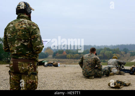 Un soldat slovène notes Marines des États-Unis, au cours de l'Escouade Sniper meilleur compétition à la 7e armée du Commandement de l'aire d'entraînement Grafenwoehr, Allemagne, le 24 octobre 2016. L'Escouade Sniper mieux la concurrence est un stimulant de la concurrence l'Europe de l'armée les militaires de toute l'Europe de la concurrence et améliorer le travail d'équipe avec les alliés et les pays partenaires. La CPS. Emily Houdershieldt) Banque D'Images