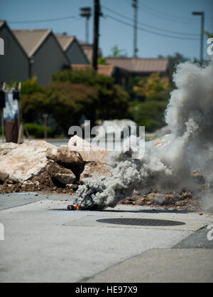 La 8e Escadre de chasse Coffre Bureau a utilisé des grenades fumigènes pour ajouter du réalisme à l'exercice Beverly Bulldog 14-2 à Kunsan Air Base, République de Corée, le 6 mai 2014. Les grenades fumigènes sont couramment utilisés au cours des exercices pour simuler les explosions et le feu de l'ennemi. Le s.. Clayton Lenhardt Banque D'Images