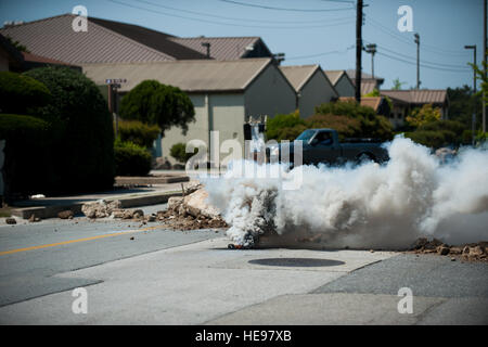 La 8e Escadre de chasse Coffre Bureau a utilisé des grenades fumigènes pour ajouter du réalisme à l'exercice Beverly Bulldog 14-2 à Kunsan Air Base, République de Corée, le 6 mai 2014. Les grenades fumigènes sont couramment utilisés au cours des exercices pour simuler les explosions et le feu de l'ennemi. Le s.. Clayton Lenhardt Banque D'Images