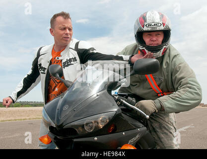 Tech. Le Sgt. Christopher Laubin, 90e Groupe d'opérations, aide tech. Le Sgt. Richard Nixon, 90e Groupe de maintenance des missiles, avec sa forme au cours de la phase de la première Sportbike militaire Rider offre de cours par la 90e Escadre de missiles bureau sécurité routière Mercredi, 30 mai 2012, à F.E. Warren AFB. Laubin était le responsable du cours. Air Force Global Strike Command exige maintenant d'active sportbike riders MSRC assister à une en plus des cours de base riders tous les pilote moto traversant. R.J. Oriez) Banque D'Images