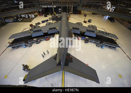 La 92e et 141e escadrons de l'entretien et le 92e Escadron de maintenance des aéronefs travailler sur la dernière inspection périodique de l'année le 9 décembre 2015, à Fairchild Air Force Base, dans l'état pendant la phase initiale de PE, les panneaux sont retirés du jet et les aviateurs chercher des divergences. Environ 1 200 actions de maintenance sont trouvés et complété tout au long de l'EP. Mackenzie Richardson Navigant de première classe) Banque D'Images