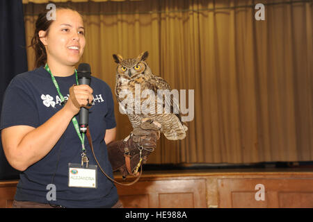 Alejandra Palacio, Alabama 4-H de l'École des sciences de l'éducation à l'environnement, de l'instructeur affiche un grand Duc à Maxwell élèves du primaire et du secondaire au cours de la démonstration d'oiseaux de proie, 8 avril 2016, à Maxwell Air Force Base, Alabama. Les oiseaux de proie programme s'efforce de sensibiliser les jeunes sur l'importance de la protection de l'environnement et les animaux à l'intérieur. (U.S. s par un membre de la 1re classe Alexa Culbert) Banque D'Images