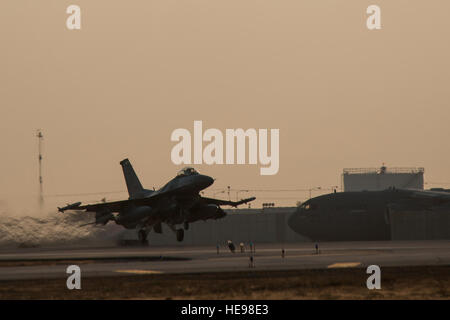 Le Capitaine Tyler McBride directeur de la sécurité, de l'expéditionnaire du 421e Escadron de chasse, déployés à partir de la Hill Air Force Base, Utah, décolle dans un F-16 Fighting Falcon lors de sa première sortie de l'Air combat de Bagram, en Afghanistan, le 30 octobre 2015. Le 555e EFS, déployés à partir de la base aérienne d'Aviano, en Italie, arrive au terme de son déploiement de six mois à Bagram et remettra les rênes à l'EFS 421e à l'appui de l'opération Liberté's Sentinel et l'appui résolu de la mission. Tech. Le Sgt. Joseph Swafford Banque D'Images