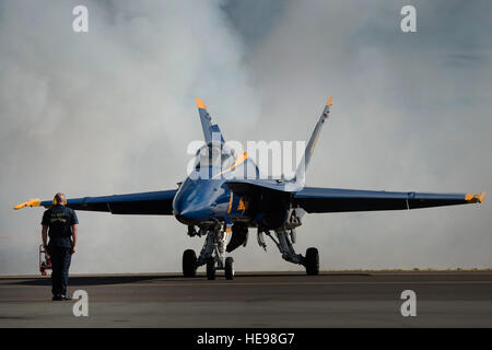 Un U.S. Navy Blue Angels de l'Escadron de démonstration de vol en chef de l'équipage se prépare à mobiliser un F/A-18 Hornet pendant les ailes sur le Pacific air show le 27 septembre 2014, à Joint Base Harbor-Hickam Pearl, Washington. Le Blue Angels a effectué les quatre-plane Formation Diamant, deux manoeuvres, et les six-jet Delta Formation dans le cadre de leur manifestation. U.S. Navy Blue Angel pilotes sont sélectionnés en fonction de leurs capacités professionnelles, militaires et les habiletés de communication. roulement Le s.. Christopher Hubenthal) Banque D'Images