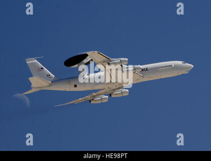 Un avion AWACS E-3 Sentry décolle de la base aérienne Nellis, Nevada, le 25 août, tout en participant à un exercice Red Flag. Drapeau rouge propose des pilotes et la formation des équipes au sol dans les scénarios de guerre d'accroître leurs aptitudes au combat. Le conseiller-maître Sgt. Robert J. Sabonis) Banque D'Images