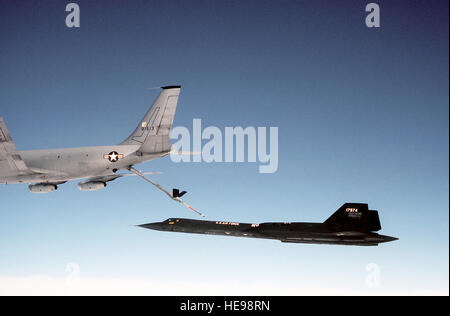 Une vue du côté gauche de l'avion SR-71 un déménagement vers un KC-135 Stratotanker ravitaillement en vol pour l'avion. Le SR-71 est à partir de la 9e Escadre de reconnaissance stratégique. Banque D'Images