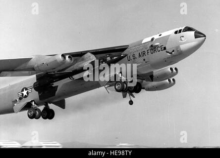 Boeing NB-52A avec X-15 n° 3 (S/N 56-6672) Le 17 juillet 1962, lorsque le Major White a volé à une altitude de 314 750 pieds. Le NB-52A a été nommé 'le haut et puissant Un' en ce moment. Remarque Le X-15 marquages sur la mission juste à l'avant du fuselage de l'aile. Les horizontales sont pour des vols sans moteur et le près de marques verticales pour vols powered. (U.S. Photo de l'Armée de l'air) Banque D'Images