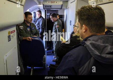 161021-N-DC740-006 Oak Harbor, Washington (oct. 21, 2016) Andy Miller, agent responsable, de la côte ouest de l'intégration P-8, l'équipe de l'Escadron de patrouille 30, explique les capacités et la mission de la classe P-8 Poseidon durant un point de presse le Naval Air Station Whidbey Island's Grand-laviers Domaine. Le P-8 est prévue pour remplacer le P-3, au service naval depuis les années 1960, au plus tard en 2020. Maître de 2e classe John Hetherington Banque D'Images