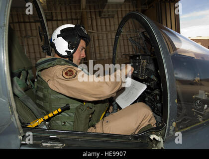 (La base aérienne de HOLLOMAN, N.M.) Marine Corps Le Capitaine Ryan Diehl une entrée AV8B Harrier "pilote" avec Marine Groupe attaque 13, stationné au Marine Corps Air Station Yumma, Arizona) effectue des contrôles des communications avec les contrôleurs de l'Air Terminal mixte avant d'effectuer des opérations en direct fly Bold Quest pendant 14,2 Holloman AFB de lieu le 12-22 mai. Les membres du MAG 13 font partie de la des près de 800 militaires et civils provenant de huit pays partenaires qui ont voyagé à l'essai à Holloman real-world l'intégration de leur appui aérien rapproché de l'équipement et du personnel. Bold Quest 14.2 est la dernière dans sa Banque D'Images