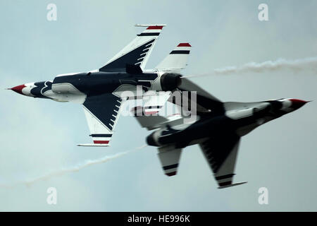 Le major's Aaron Jelinek, Thunderbird 5, premier solo et J.R. Williams, Thunderbird 6, Solo opposé, effectuer le passage de la Lame adverse inversée au cours de la Boston Air Show at Portsmouth Pease Air National Guard Base, N.H., 14 août 2011. Le s.. Larry E. Reid Jr., sorti) Banque D'Images