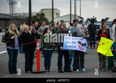 La famille d'un membre de la 1re classe Vince Denisi, 14e Escadron de transport aérien l'arrimeur, attend pour lui de quitter l'avion au cours de la 14e comme re-déploiement, 3 mars 2013, à Joint Base Charleston - Air Base, L.C. (plus de 100 aviateurs du 14e Qu'est rentrée d'un déploiement de 120 jours pour l'Asie du Sud Ouest. George Senior Airman Goslin) Banque D'Images