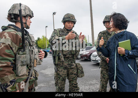 1er lieutenant 2222 Worcester, 8e Escadron des Forces de sécurité plans et programmes officier responsable (à gauche), à l'écoute au lieutenant-colonel Ko Dong Woon, République de Corée, les forces d'opérations spéciales du 35e Bataillon, 7e commandant de la brigade de parachutistes, discuter des scénarios de formation comme Chom Suk Yi, 8ème officier de liaison de l'ESF (à droite), traduit du coréen à l'anglais, le 29 avril 2015, à Kunsan Air Base, République de Corée. Pour la première fois en plus de sept ans, ROKSOF opérations intégrées avec Wolf Pack humains lors d'une réception ouverte 24h tenu en conjonction avec l'exercice Beverly minuit 15-3. Heik Senior Airman Katrina Banque D'Images