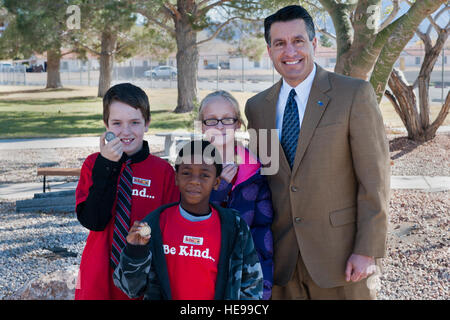 Caleb Sanders, Karlee Brennan, et B.J. Phillips montrer leurs pièces que Nevada Gouverneur Brian Sandoval a donné à eux en arrivant à l'école élémentaire entendu Lomie, Décembre 19th, 2012 à Nellis Air Force Base, Nevada Sandoval et son épouse Kathleen sont directeurs de programme pour le Cabinet à Reno, Nevada l'un des services que l'offre du Cabinet est du soutien scolaire et des cours particuliers. ( D'un membre de la 1re classe Jason Couillard) Banque D'Images