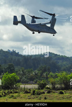 La BASE AÉRIENNE DE RIMBA, Brunei -- un Corps des Marines MV-22B Osprey se prépare à terre après un vol à la base aérienne de Rimba au cours de la 4ème international biennal de Brunéi Darussalam, exposition de la Défense le 4 décembre 2013. Le MV-22 est le premier avion de production tilt-rotor. L'inclinaison de cet avion est en train de révolutionner la technologie du rotor de l'agression militaire d'une manière qui n'a pas été atteint depuis l'introduction d'hélicoptères, il y a plus de 50 ans. Contrairement à tout aéronef devant elle, le MV-22 allie avec succès les capacités de vol vertical de l'hélicoptère avec la vitesse, portée, l'altitude et l'endurance d'avion tra Banque D'Images