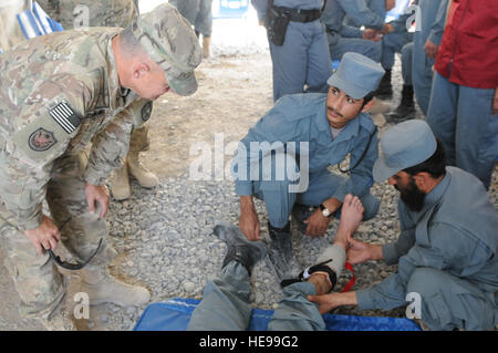 Le brig. Le Général Tom Cosentino (à gauche), la formation de l'OTAN du Mission-Afghanistan commandant adjoint pour le soutien de la Mission observe que les recrues de la Police nationale afghane démontrer les techniques de premiers soins sur le terrain à Center-Kandahar régional de formation, le 19 septembre 2011, à Kandahar, en Afghanistan. Le brig. Cosentino a passé deux jours à visiter des lieux et personnes dans le sud de l'Afghanistan. Banque D'Images