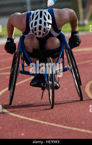 Tech. Le Sgt. Jesse Graham participe à la compétition de vélo de course au cours de la Ministère de la Défense 2015 Jeux de guerrier au Marine Corps Base Quantico, en Virginie, le 23 juin 2015. Le Guerrier Jeux, fondée en 2010, est une compétition de style paralympique qui dispose de huit adaptive sports des blessés, des malades et des blessés militaires et des anciens combattants de l'armée américaine, Marine Corps, Marine/Garde côtière canadienne, l'armée de l'air, Commandement des opérations spéciales, et les Forces armées britanniques. Cette année marque la première fois que le DOD prend la responsabilité pour la planification opérationnelle et de la coordination de l'événement. Robin D. Meredith) Banque D'Images