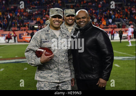 Le colonel Lorenzo Bradley, commandant du Groupe de la 460e, accepte de rendre hommage à l'équipe de football au nom de Buckley le 27 novembre 2016, au cours d'un hommage à Denver Broncos cérémonie à la mi-temps de service Sports Authority Field at Mile High, à Denver. Les Broncos ont participé à de multiples occasions de service à saluer cette année, y compris les visites de Buckley Air Force Base et d'inviter les membres du service aux deux camp d'entraînement et d'un jeu. Spradling Gabrielle Navigant de première classe Banque D'Images