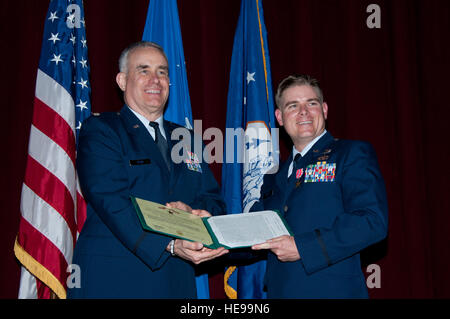 U.S. Air Force Lt Col Kenneth Kleid, commandant par intérim de la 146e Escadron d'opérations d'appui aérien (ASOS), New York Air National Guard, présente l'étoile de Bronze pour le sous-lieutenant Christopher, un officier de liaison aérienne avec l'assistant à l'École de formation des officiers de la 146e, ASOS, à Maxwell Air Force Base, Alabama, le 1 mars 2012. Melanie Rodgers Cox Banque D'Images