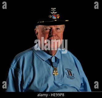 Ancien lieutenant-colonel de l'armée américaine Bruce Crandall, une médaille d'honneur du récipiendaire, visites Fort Jackson, S.C., pendant la semaine de la médaille d'honneur le 16 février 2012. La 193e Brigade d'infanterie de la médaille d'honneur des hôtes semaine à Fort Jackson en vue de promouvoir le respect pour l'histoire de l'armée américaine et l'honneur les héros qui l'a créée. Le s.. Eric Harris Banque D'Images