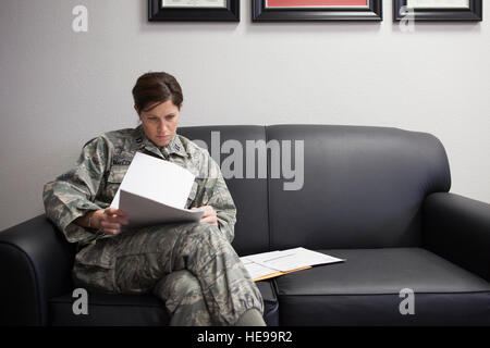 Le Capitaine Vanessa MacCormack, 90e Escadron d'opérations médicales Santé mentale, commandant de vol commentaires notes du patient lors de la 90e Groupe médical installation de traitement médical, F.E. Warren Air Force Base, Wyo., 13 janvier 2015. MacCormack est responsable de s'assurer d'aviateurs sont mentally fit pour la mission nucléaire. Le vol de la santé mentale offre un certain nombre de services, y compris l'individu et une thérapie conjugale, counseling sur les drogues et l'alcool, de violence familiale, et fournit des classes sur les moyens d'améliorer le sommeil, d'améliorer la communication dans les relations et le bon développement de l'enfant. Kim Lan) Banque D'Images