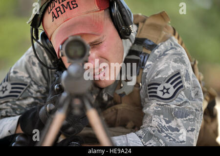 Le s.. Joseph Pico de train à la portée de tir sur Francis S. Gabreski Air National Guard Base, N.Y., 17 juillet 2015. Pico est un entraînement aux armes de combat et de l'entretien avec l'instructeur de sauvetage 106e Escadre. Il est responsable de la formation de la population de base sur l'utilisation des armes légères. (Garde nationale aérienne de New York photo/Le s.. Christopher S. Muncy) Banque D'Images