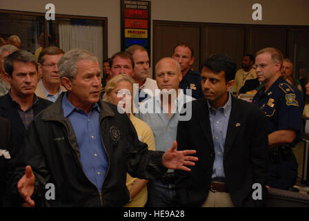 Le Président George Bush visites de l'ouragan Gustav, intervention sur le bureau du gouverneur de la sécurité intérieure et de la Protection civile situé au siège de la police de l'Etat de Louisiane, à Bâton Rouge, en Louisiane, le 3 septembre 2008. Bush a reconnu la nécessité d'États frères pour fournir un support avec la Louisiane ?s des pannes d'électricité et a exprimé sa reconnaissance pour les efforts de tous les intervenants. Banque D'Images