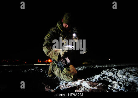 U.S. Air Force Tech Technicien des explosifs et munitions. Le Sgt. Daniel K. Robinson du 1er Escadron de génie civil d'opérations spéciales, Hurlburt Field, Fla., répond à une attaque de tir indirect, le 19 mars 2012. Robinson est déployé sur le 966e Escadron de l'air Expiditionary vol NEM qui prend en charge la Force opérationnelle interarmées de paladin. Les membres sont des experts en explosifs, chimiques, biologiques, radiologiques et incendiaires des matières nucléaires et d'appareils. L'unité contribue à assurer la liberté d'opérations dans un environnement de déploiement en appliquant des procédures spéciales pour éliminer totalement les risques créés par ou Banque D'Images