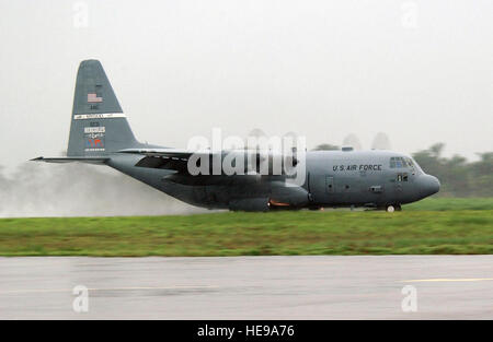 Un Air National Guard (ANG) C-130 Hercules cargo) à partir de la Base aérienne de Ramstein (AB), l'Allemagne (DEU), avec un Corps des Marines des États-Unis (USMC) Lutte contre le terrorisme de la flotte de l'équipe de sécurité (rapide) à partir de US Naval Air Station (NAS) Rota, Espagne, terres à bord à Lungi, Sierra Leone (ELS). Banque D'Images