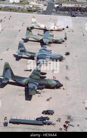 Une vue aérienne de quatre C-130 Hercules, dont trois de nations étrangères, stationné sur la ligne de vol de transport aérien au cours de l'exercice 'RODÉO 87. Ils sont à l'avant-plan, arrière-plan : US Air Force Air National Guard, Royal Air Force, la Royal Air Force australienne et Force de défense israélienne. Banque D'Images