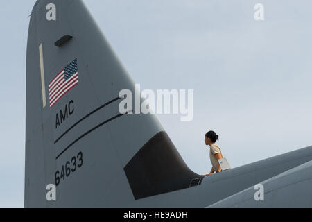 Les cadres supérieurs de l'US Air Force Airman Mina Phouangphidok, affecté à la 455 e Escadron de maintenance des aéronefs expéditionnaire, inspecte la queue sur un C-130J Super Hercules lors d'une inspection après un vol sur la ligne de vol à l'air de Bagram, en Afghanistan, le 5 mai 2015. La 455 e EAMXS ce Super Hercules sur Bagram sont prêts pour le vol et les remettre à l'état de préparation d'une mission une fois qu'ils la terre. Tech. Le Sgt. Joseph Swafford Banque D'Images