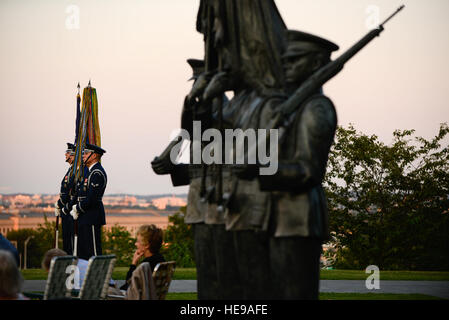 Les membres de l'Armée de l'air sur la garde d'Honneur par stand pour présenter les couleurs lors d'une cérémonie commémorant le 70e anniversaire de la fin de la Seconde Guerre mondiale, 14 août 2015, à l'Air Force Memorial à Arlington, Va. (/Tech. Le Sgt. Joshua L.) DeMotts Banque D'Images