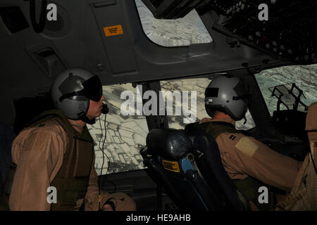 U.S. Air Force Capt Matt Pinkerton (à gauche), un C-17 Globemaster III pilot, numérise l'horizon alors que le Capitaine Joe Beal (à droite), également un C-17 pilote de la 816th Escadron de transport aérien expéditionnaire, vole une mission au-dessus de l'Afghanistan le 14 février 2009, à l'appui de l'opération Enduring Freedom. Le s.. James L. Harper Jr.)libéré Banque D'Images