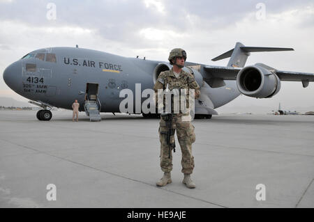 Sergent dans l'Armée de 1re classe Jon Waterhouse, déployés à partir de la 127e Compagnie de Police militaire à Fort Carson, Colorado, fournit la sécurité près d'un C-17 Globemaster de Joint Base McGuire-Dix-Lakehurst tandis que l'équipage de l'attendre pour l'Armée Le Général Martin E. Dempsey, 18e Président des Chefs d'état-major, pour revenir pour la prochaine étape de son voyage depuis l'aéroport international de Kaboul à un autre emplacement dans la région. Au cours de la première visite de Dempsey Regional Command-Capital dans Kaboul, 20 octobre 2011, il a rencontré le général John Marine R. Allen, commandant de la Force internationale d'assistance à la sécurité en Afghanistan (FIAS), Banque D'Images