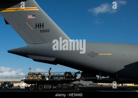 Le 647e escadron de préparation logistique de la charge du personnel sur un cargo 535e Escadron de transport aérien C-17 Gloabmaster III at Joint Base Harbor-Hickam Pearl, Hawaï le 1 août la 535e offre des capacités de transport aérien et airdrop pour le théâtre du Pacifique. Le largage de matériel fait partie de la formation de routine de l'équipage et le personnel de la logistique. Le s.. Stephany Richards/ libéré) Banque D'Images