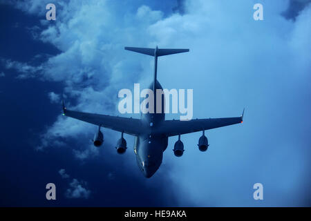 Un C-17 Globemaster avec le 15e Escadron de transport aérien mondial, 'Les Aigles,' Joint Base Charleston s'éloigne de derrière un KC-135 Stratotanker Ravitaillement avec le 459th Wing, Joint Base Andrews, dans le Maryland, après reçoit du carburant au large de la côte est de la Floride, le 12 juillet 2012. Le C-17 est utilisé pour le transport aérien stratégique rapide de troupes et de fret à bases principales ou les bases d'opérations avancées à travers le monde. Il peut également effectuer le transport aérien tactique, l'évacuation médicale et airdrop missions. Banque D'Images